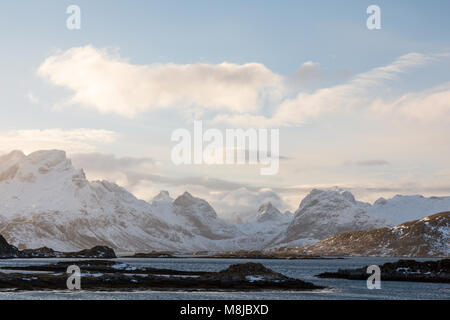 Una vista panoramica vicino Selfjord durante l'inverno, Lofoten, a nord del circolo polare artico, Norvegia Foto Stock