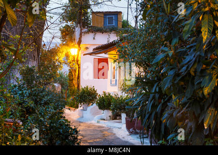 Quartiere di Anafiotika nella città vecchia di Atene, Grecia. Foto Stock