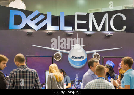 KIEV, UCRAINA - Ottobre 08, 2017: la gente visita Dell EMC, un americano di archiviazione dati azienda stand durante la CEE 2017, il più grande consumer electronics trad Foto Stock