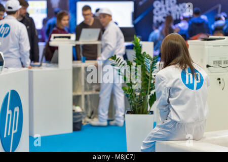 KIEV, UCRAINA - Ottobre 08, 2017: persone visitate Hewlett-Packard, multinazionale americana information technology company stand nella CEE 2017, eleggere più grande Foto Stock