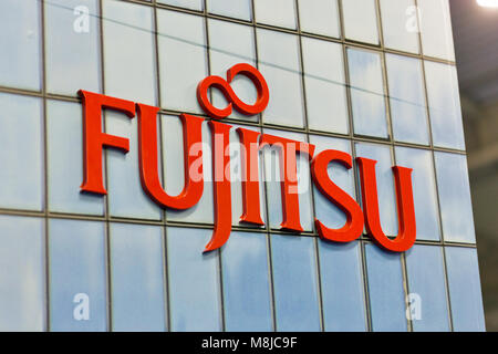 KIEV, UCRAINA - 07 ottobre 2017: il logo Fujitsu closeup, una multinazionale giapponese alle apparecchiature per la tecnologia dell'informazione e società di servizi stand nella CEE 20 Foto Stock