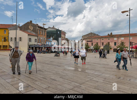 POREC, Croazia - 21 settembre 2017: la gente a piedi lungo Piazza della Libertà. Parenzo è una città quasi duemila anni e comune sulla costa occidentale di Foto Stock