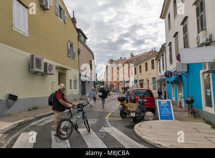 POREC, Croazia - 21 settembre 2017: la gente a piedi lungo Pietro Kandler street. Parenzo è una città quasi duemila anni e comune sulla western c Foto Stock