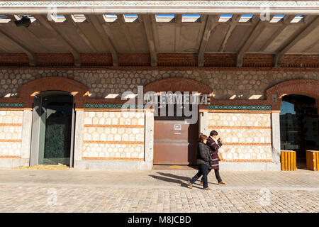 Matadero edifici è un vecchio ex macello nel distretto di Arganzuela è stato convertito in un centro delle arti. Madrid. Spagna Foto Stock