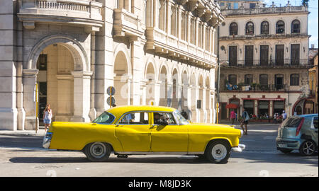 L'Avana, Cuba - Gennaio 16, 2017: scene di strada con la vecchia vettura americana nel centro di Havana, Cuba Foto Stock