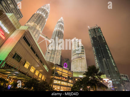 Petronas Towers di notte, KLCC, Kuala Lumpur, Malesia Foto Stock