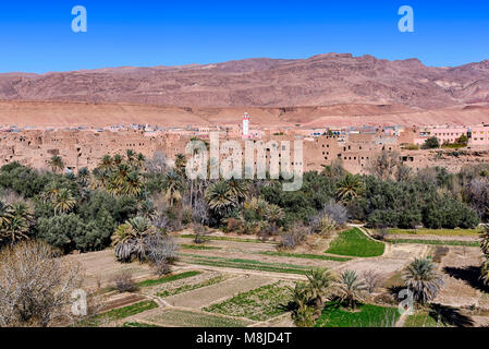 Ait Boujane, Marocco - 28 dicembre 2017: vista del Ksar Ait Boujane nella valle del Todra. Ksar è del Nord Africa Meghrebi arabo per "castello" Foto Stock