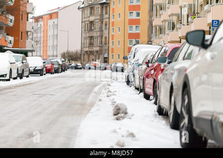 Snowbound vetture tedesche parcheggiato al bordo della strada Foto Stock