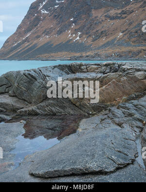 Poco pozzanghera a Haukland Beach, Lofoten, Norvegia Foto Stock