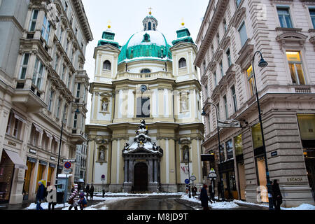 Vienna, Austria. Febbraio 1, 2017. Vista di Peterskirche (St. Pietro Chiesa), un barocco cattolica romana chiesa parrocchiale sul Graben (Graben Strasse) Foto Stock