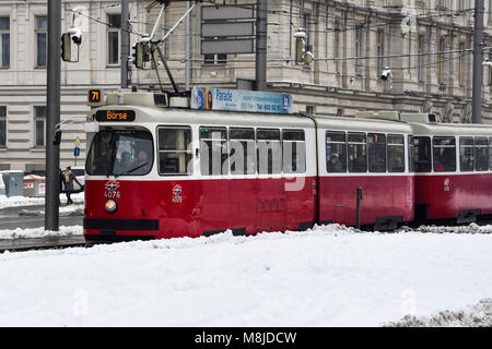 Vienna, Austria. Febbraio 2, 2017. Il vecchio tram a Vienna su un inverno nevoso giorno. Foto Stock