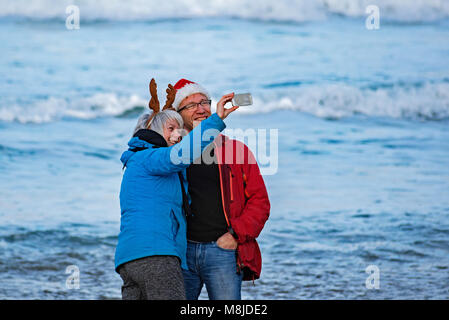 La mezza età giovane prendendo un selfie presso la costa Foto Stock