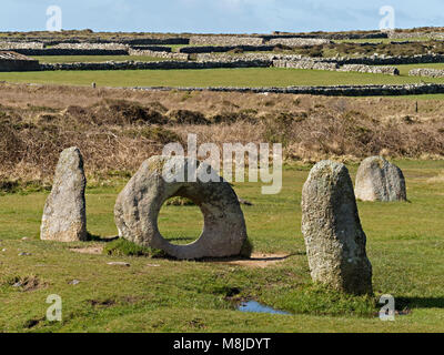 Gli uomini un Tol pietre in piedi vicino a Madron, Cornwall, Regno Unito Foto Stock