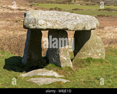 Lanyon Quoit (noto anche come Giant's table) antiche pietre permanente di long barrow sepoltura camera vicino Madron, Cornwall, Regno Unito