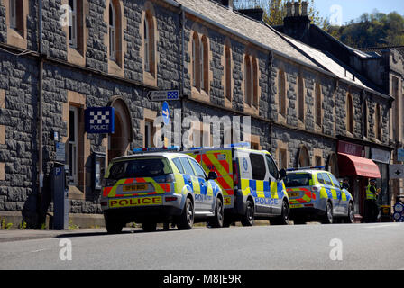 I veicoli della polizia al di fuori della stazione di polizia, Oban, Scozia Foto Stock