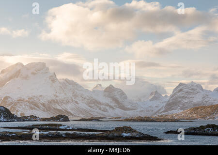 Una vista panoramica vicino Selfjord durante l'inverno, Lofoten, a nord del circolo polare artico, Norvegia Foto Stock