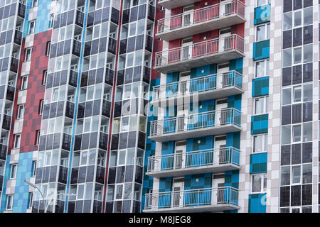 Facciata di un edificio a più piani. Frammento. Foto Stock