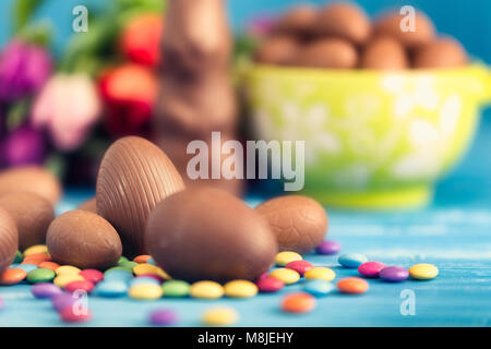 Pasqua il coniglio di cioccolato, uova e tulipani. La molla del tema. Foto Stock