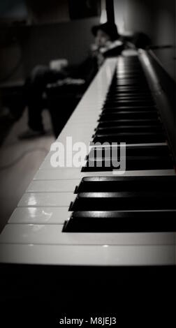 Un viaggio di studio di registrazione: un lungo bianco & nero colpo di pianoforte elettrico Foto Stock