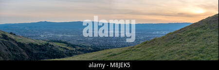 Vista della Silicon Valley e il centro cittadino di San Jose In tra grandi Moauntins al tramonto Foto Stock