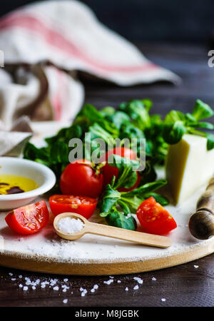 Cibo sano concetto - mais fresche foglie di insalata di formaggio, pomodori regioni: su sfondo rustico in montagna con copyspace Foto Stock