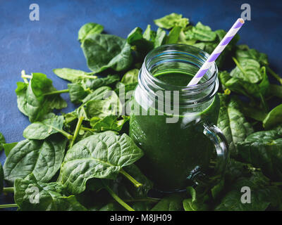 Gli spinaci verde spirulina smoothie a mason jar su sfondo blu Foto Stock