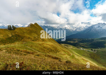 Sentiero escursionistico nel paesaggio di montagna delle Alpi Allgau sul Fellhorn cresta dall'Fellhorn verso Soellereck. In basso a sinistra è la valle Foto Stock