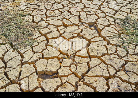 La texture di mudcracks sull'essiccato fino fondo del fiume Zayandeh in Isfahan, Iran. Foto Stock