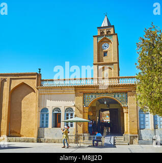 ISFAHAN, IRAN - OTTOBRE 20,2017: la vista sulla torre dell'orologio del Santo Salvatore Cattedrale (Surb Amenaprkich Vank) dal suo cortile, il 20 ottobre a Isf Foto Stock