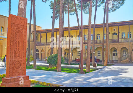 ISFAHAN, IRAN - OTTOBRE 20,2017: il cortile di vank (Santo Salvatore) Cattedrale con celle dei monaci, piccolo giardino di pini e la croce rossa-pietra, khachkar su Oc Foto Stock