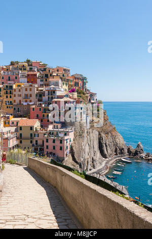 Le case dai colori pastello nel bellissimo villaggio italiano di Manarola. Parte delle Cinque Terre sulla costa ligure durante l'estate Foto Stock