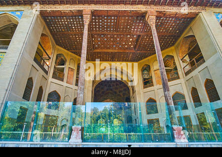 ISFAHAN, IRAN - 20 ottobre 2017: la terrazza estiva di Hasht Behesht Palace con alte colonne di legno, nicchie arcuate in pareti e il legno intagliato c Foto Stock