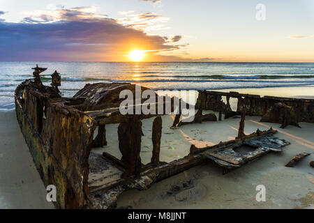 Naufragio tramonto su Moreton Island, Queensland, Australia Foto Stock
