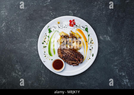 La carne di cavallo bistecca con patate e funghi. Foto Stock