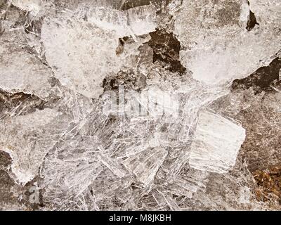 Floes rotto e iceberg. Un grande pezzo di ghiaccio sul ghiaccio di acqua dolce che ha rotto un ghiacciaio o un ripiano di ghiaccio. La riflessione in ghiaccio Foto Stock