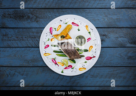 Filetto di merluzzo nero con asparagi e formaggio con miele e zenzero salsa. Foto Stock