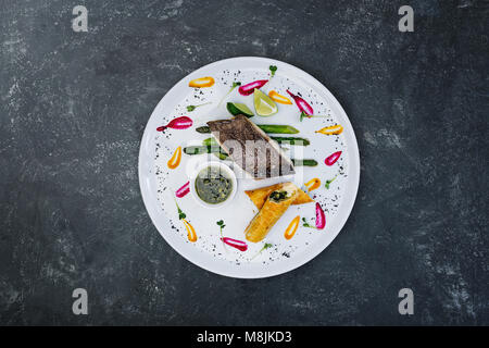 Filetto di merluzzo nero con asparagi e formaggio con miele e zenzero salsa. Foto Stock