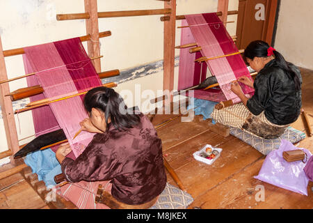 Donna bhutanesi tessitura - Bhutan orientale Foto Stock