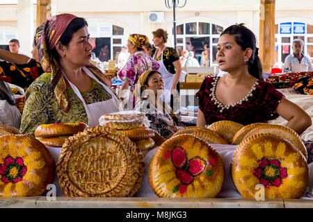 Nazionale pane uzbeko venduti nel mercato - Samarcanda, Uzbekistan Foto Stock