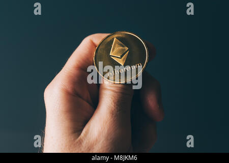 Ethereum cryptocurrency in mano, blockchain decentrata di tecnologia cambio moneta Foto Stock