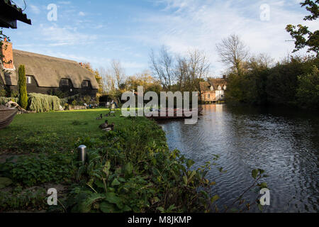 Flatford Mill fienile cottage esterno fattoria anatre barche anatra siepe paglia acqua lago stagno in ordine Smart bella erba chimney siepe Foto Stock