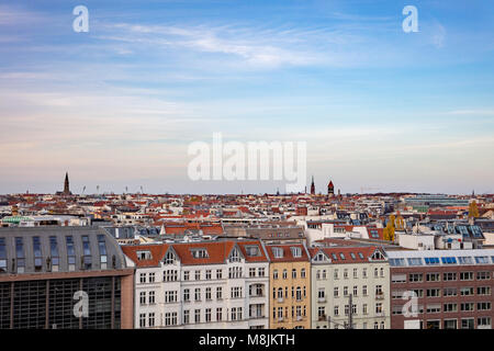 Tetti sulle città di Berlino come skyline di giorno con un cielo blu Foto Stock