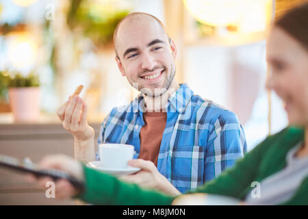 Paio di bere il tè Foto Stock