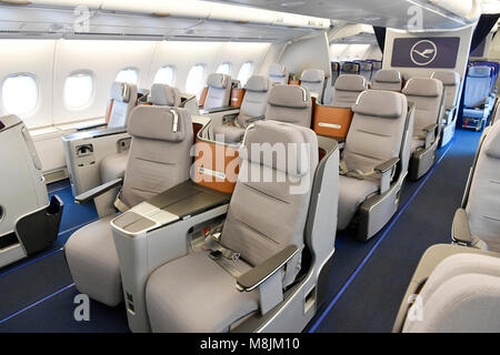 Visualizza, sedili , Lufthansa, Airbus A380-800, uscita di emergenza, sospensione sedile, moderno, Business Class, Upper Deck, Spazio passeggero, Pax, corridoio, tabella Foto Stock