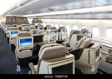 Visualizza, sedili , Lufthansa, Airbus A380-800, uscita di emergenza, sospensione sedile, moderno, Business Class, Upper Deck, Spazio passeggero, Pax, corridoio, tabella Foto Stock