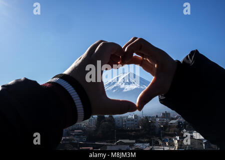 Ho il cuore del Monte Fuji, due mani in forma di cuore Foto Stock