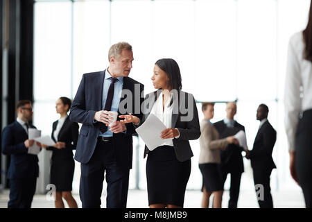 Parlare di colleghi Foto Stock