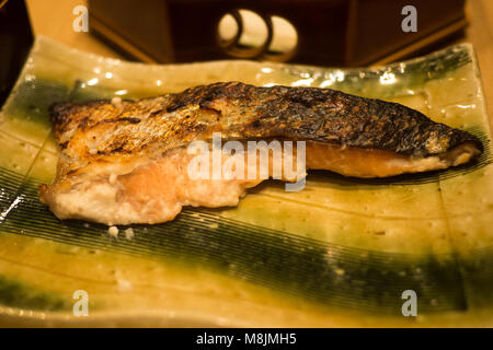 Salmone grigliato servito come parte di una cena kaiseki Foto Stock