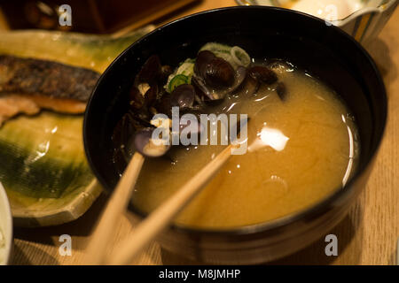 Zuppa di miso con vongole servita come parte di una cena kaiseki Foto Stock