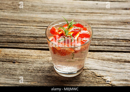 Cocktail di rosso con rosmarino e Arancio sanguigno pezzi, il fuoco selettivo Foto Stock